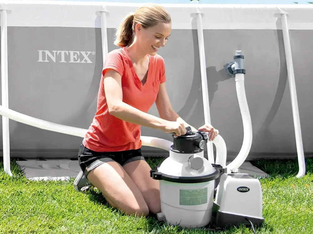 Acqua Limpida grazie alla Pompa Filtro a Sabbia con generatore di cloro Krystal Clear di Intex